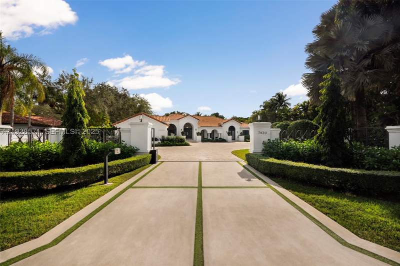 6 bedroom SingleFamilyResidence at 7430 SW 66th St, Melnor Estates, Miami — photo 2