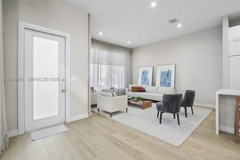 4 bedroom SingleFamilyResidence at 8144 NW 43rd St, Downtown Doral South Phas, Doral — photo 2