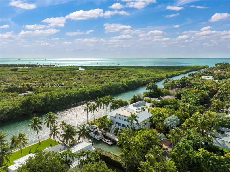 4 bedroom SingleFamilyResidence at 100 Cape Florida Dr, Cape Florida Sub Sec 3, Key Biscayne — photo 2