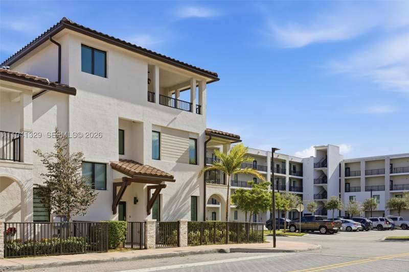 3 bedroom Townhouse at 4250 NW 83rd Ave, Downtown Doral South Phas, Doral — photo 2