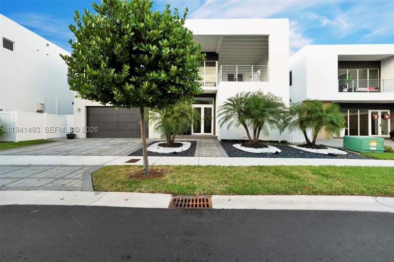5 bedroom SingleFamilyResidence at 10055 NW 77th St, Doral Commons Residential, Doral — photo 2