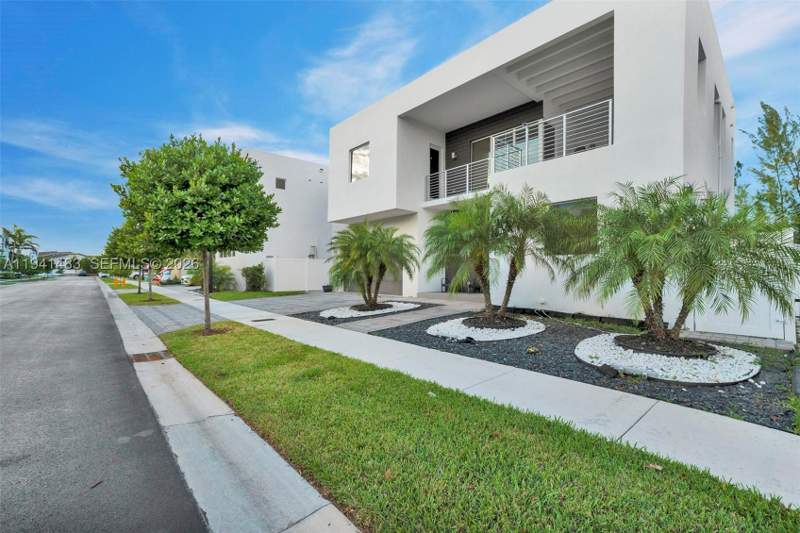 5 bedroom SingleFamilyResidence at 10055 NW 77th St, Doral Commons Residential, Doral — photo 4