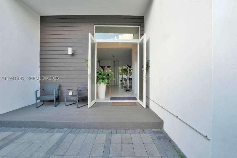 5 bedroom SingleFamilyResidence at 10055 NW 77th St, Doral Commons Residential, Doral — photo 5