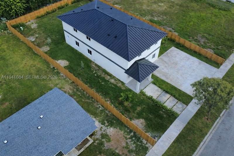 8 bedroom SingleFamilyResidence at 722 NW 6 Ct, King Homesites, Florida City — photo 3