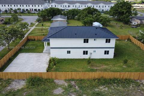 722 NW 6 Ct, Florida City FL - photo 6 of 64