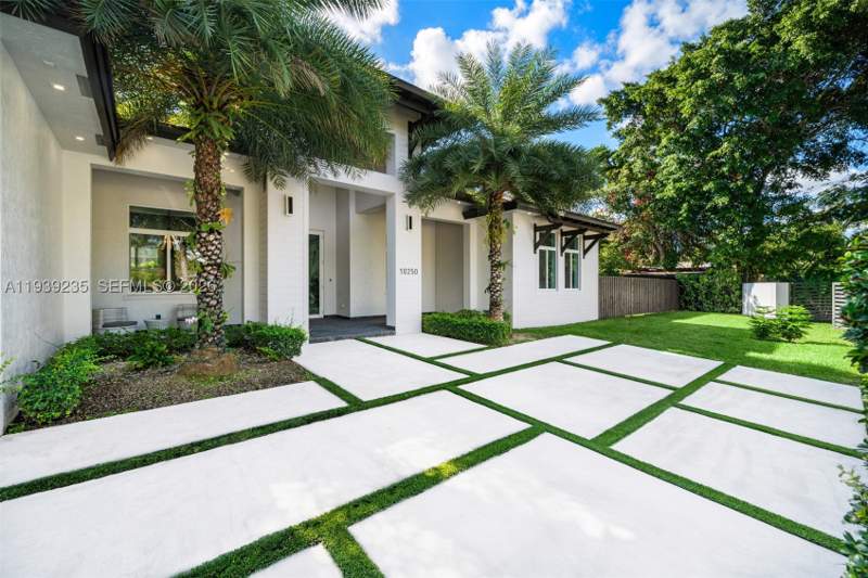 5 bedroom SingleFamilyResidence at 10250 SW 135th St, West Grove Estates, Miami — photo 2