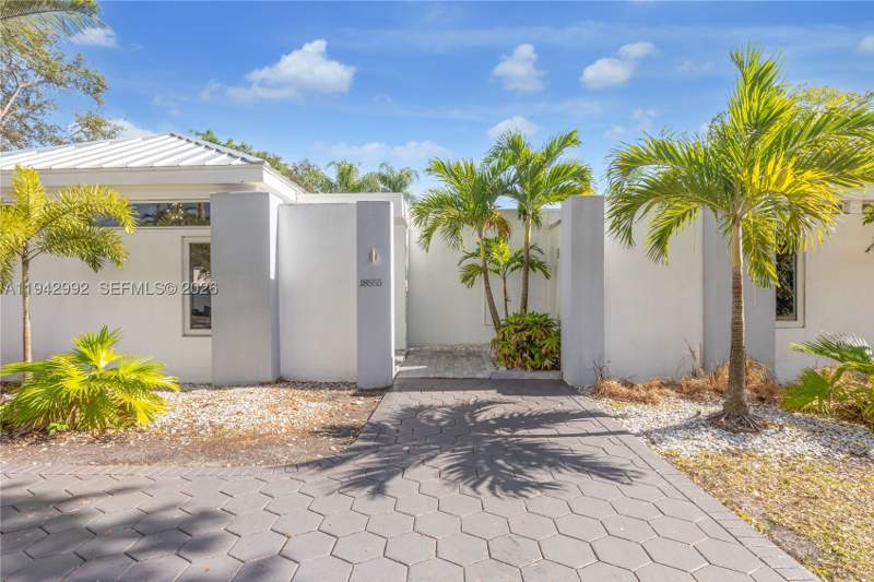 5 bedroom SingleFamilyResidence at 18555 SW 83rd Pl, Omni Estates 2nd Addn, Cutler Bay — photo 2
