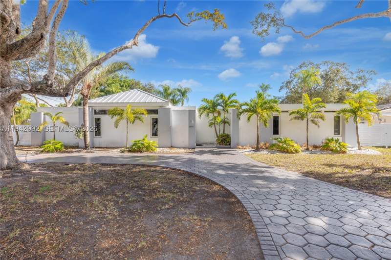 5 bedroom SingleFamilyResidence at 18555 SW 83rd Pl, Omni Estates 2nd Addn, Cutler Bay — photo 4
