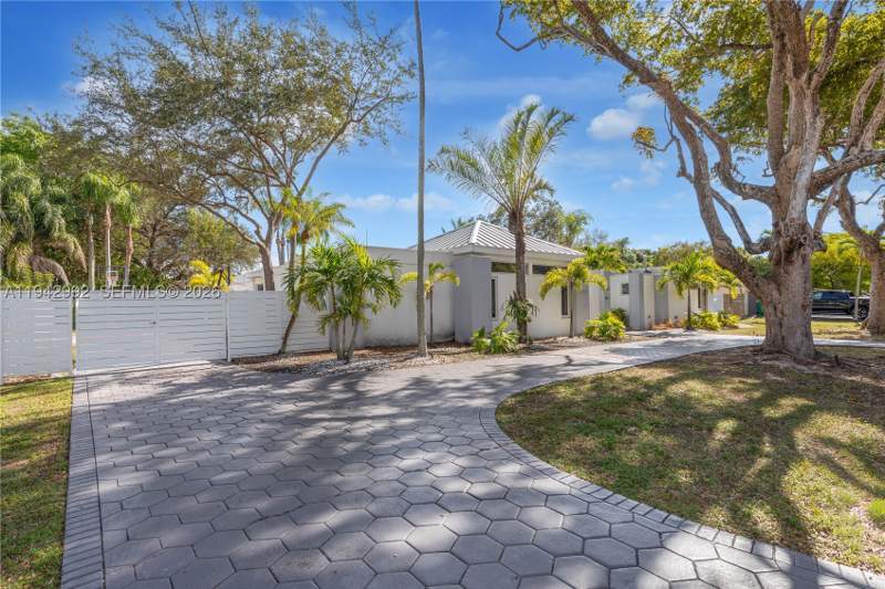 5 bedroom SingleFamilyResidence at 18555 SW 83rd Pl, Omni Estates 2nd Addn, Cutler Bay — photo 5