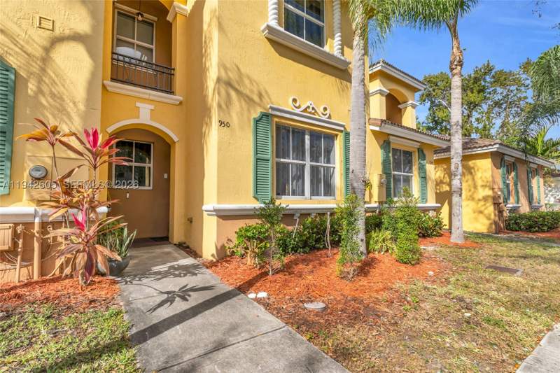 3 bedroom Townhouse at 950 NE 42nd Pl, Marbella Bay, Homestead — photo 2