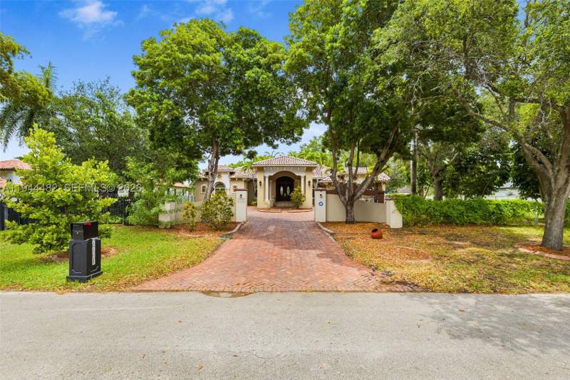 5 bedroom SingleFamilyResidence at 7761 SW 122nd Ave, 2300 Estates - 1 Acre, Miami — photo 2