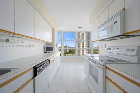 19101 NE 36th Ct 2006, Aventura FL - photo 8 of 28