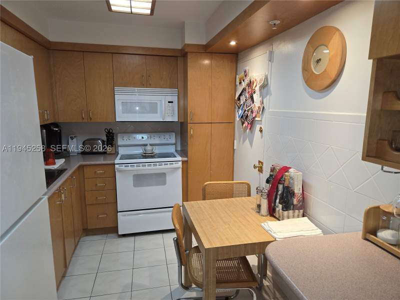 1 bedroom Condominium at 400 Kings Point Dr 1202, Coastal Towers Condo, Sunny Isles Beach — photo 4