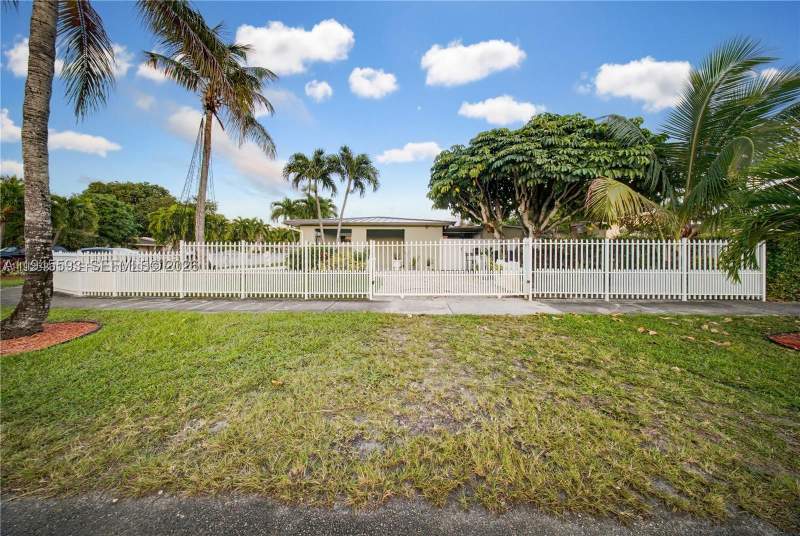 3 bedroom SingleFamilyResidence at 300 NE 175th St, K & L Sub, North Miami Beach — photo 4