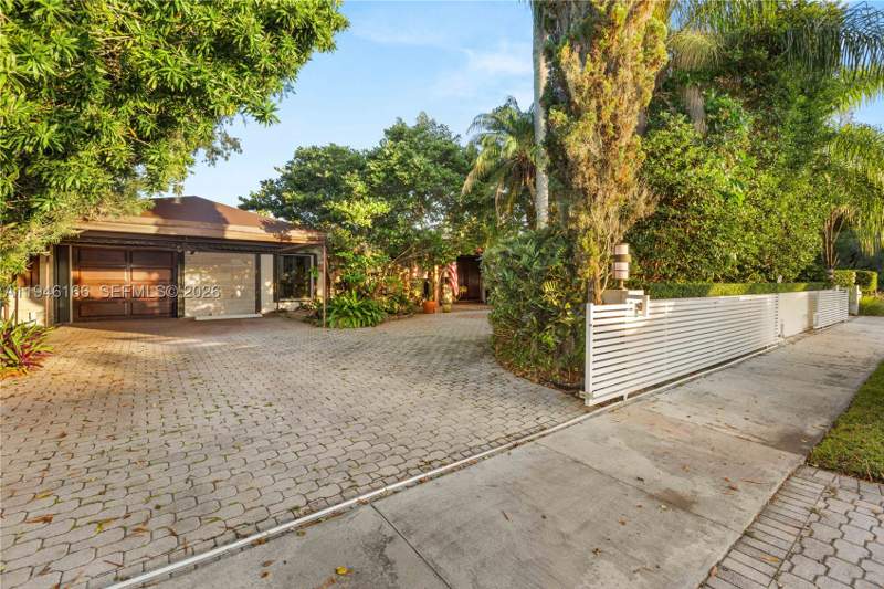 4 bedroom SingleFamilyResidence at 8115 SW 92nd Ct, Cypress Cove Ests Sec 3, Miami — photo 2