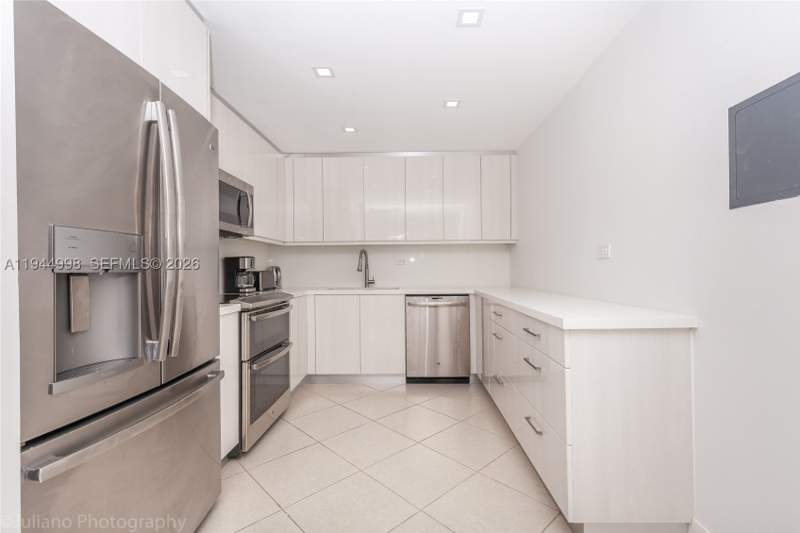 2 bedroom Condominium at 5555 Collins Ave 9U, Oceanside Plaza Condo, Miami Beach — photo 4