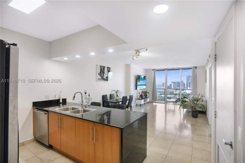 1 bedroom Condominium at 1750 N Bayshore Dr 3210, Opera Tower Condo, Miami — photo 2