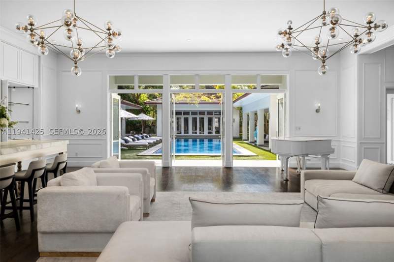 6 bedroom SingleFamilyResidence at 4100 Kiaora St, Cleveland Park, Miami — photo 4
