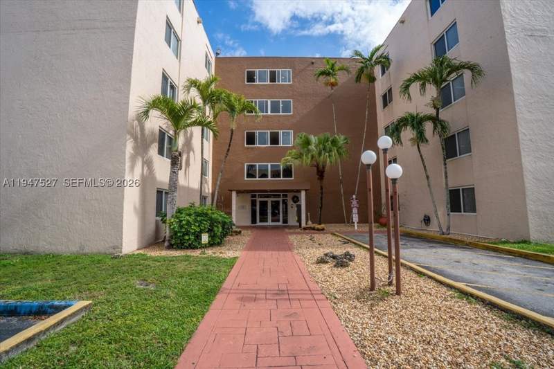2 bedroom Condominium at 6960 Miami Gardens Dr 2-124, Coral Gate East Condo, Hialeah — photo 3
