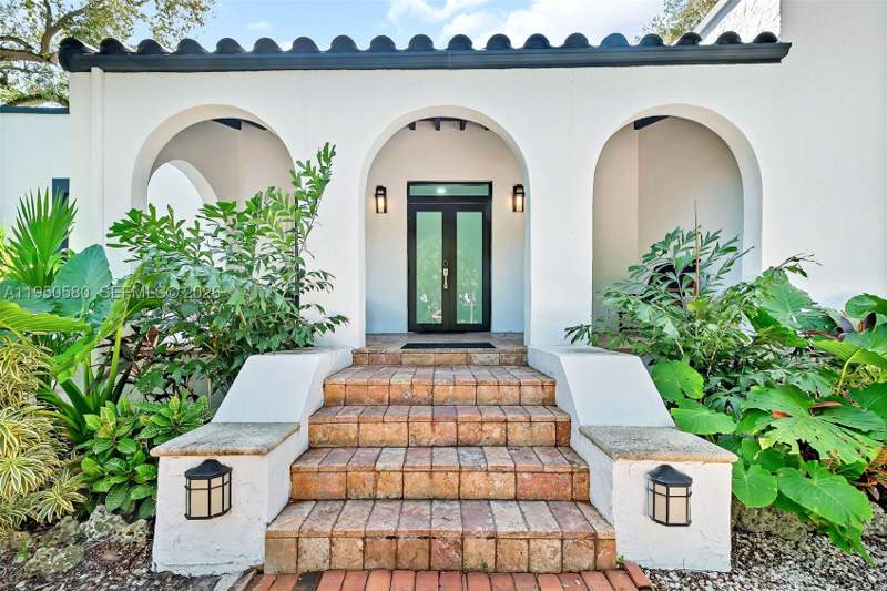 4 bedroom SingleFamilyResidence at 1702 Espanola Dr, Espanola Heights, Miami — photo 2