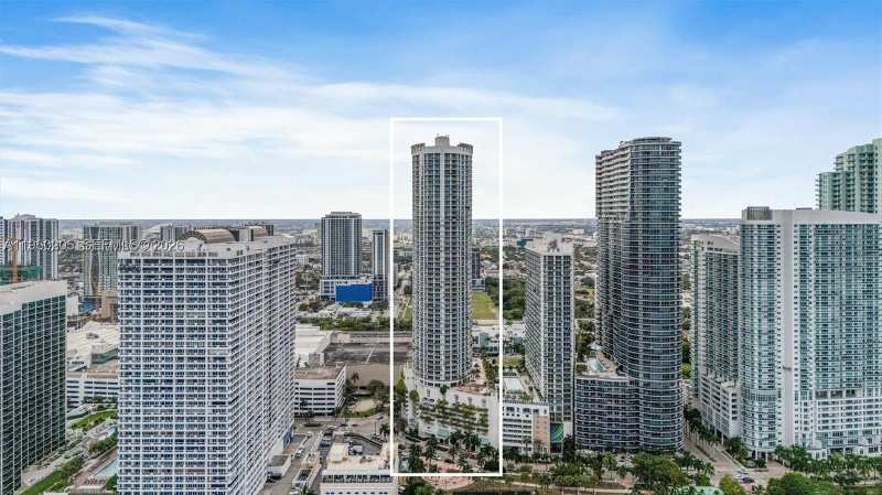 1 bedroom Condominium at 1750 N Bayshore Dr 3005, Opera Tower Condo, Miami — photo 1