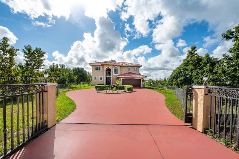5 bedroom SingleFamilyResidence at 19520 SW 206th St, Redlands, Miami — photo 1