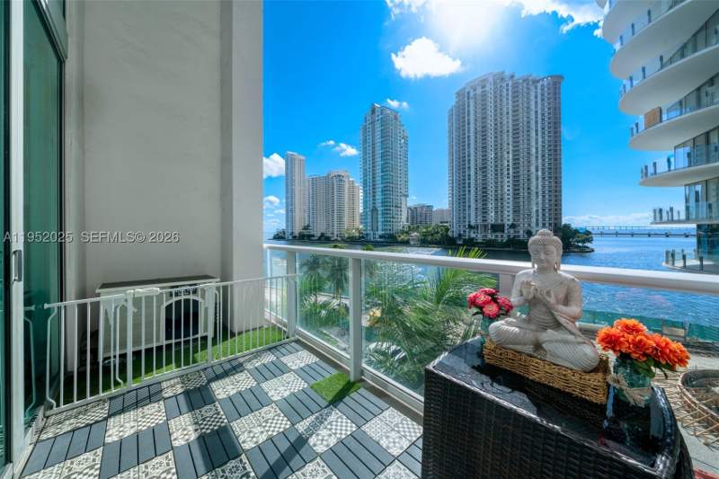 1 bedroom Condominium at 300 S Biscayne Blvd L-410, Met 1 Condo, Miami — photo 2