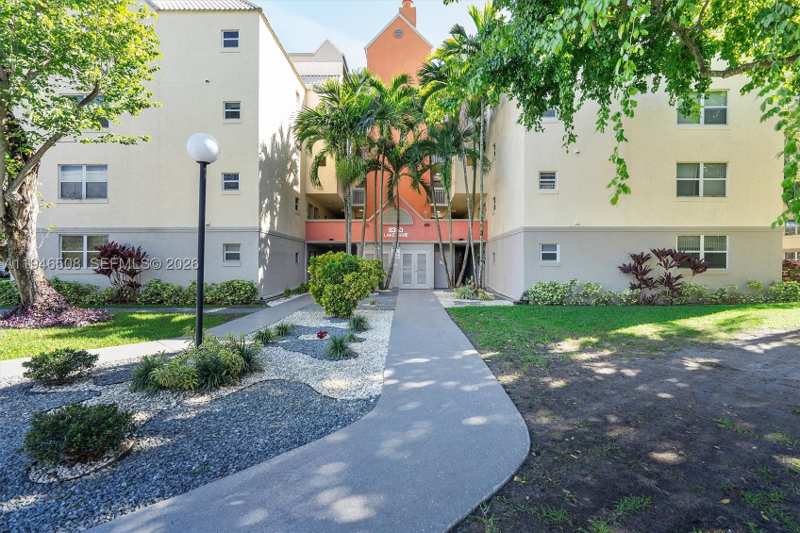 1 bedroom Condominium at 8363 Lake Dr 503, Las Vistas At Doral Condo, Doral — photo 1