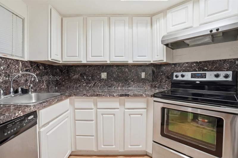1 bedroom Condominium at 8363 Lake Dr 503, Las Vistas At Doral Condo, Doral — photo 4
