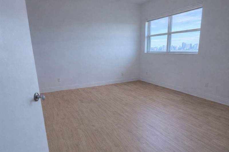 3 bedroom Condominium at 14951 Royal Oaks Lane 1607, 151 at Biscayne, North Miami — photo 4