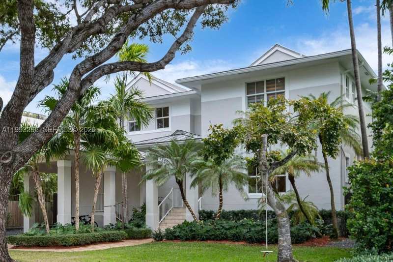5 bedroom SingleFamilyResidence at 164 W Mashta Dr, Biscayne Key Estates, Key Biscayne — photo 1
