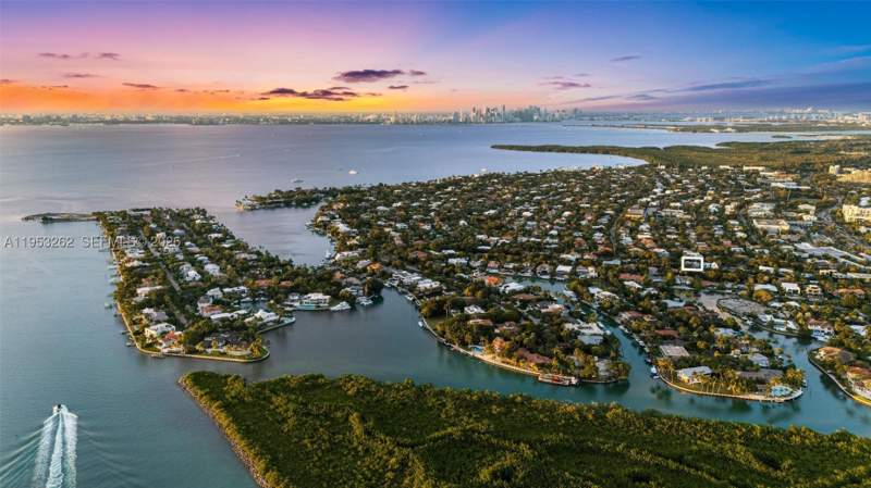 5 bedroom SingleFamilyResidence at 164 W Mashta Dr, Biscayne Key Estates, Key Biscayne — photo 2