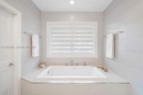 164 W Mashta Dr, Key Biscayne FL - photo 21 of 34