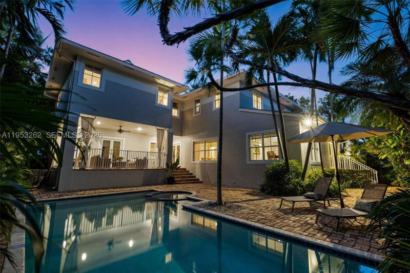 5 bedroom SingleFamilyResidence at 164 W Mashta Dr, Biscayne Key Estates, Key Biscayne — photo 3