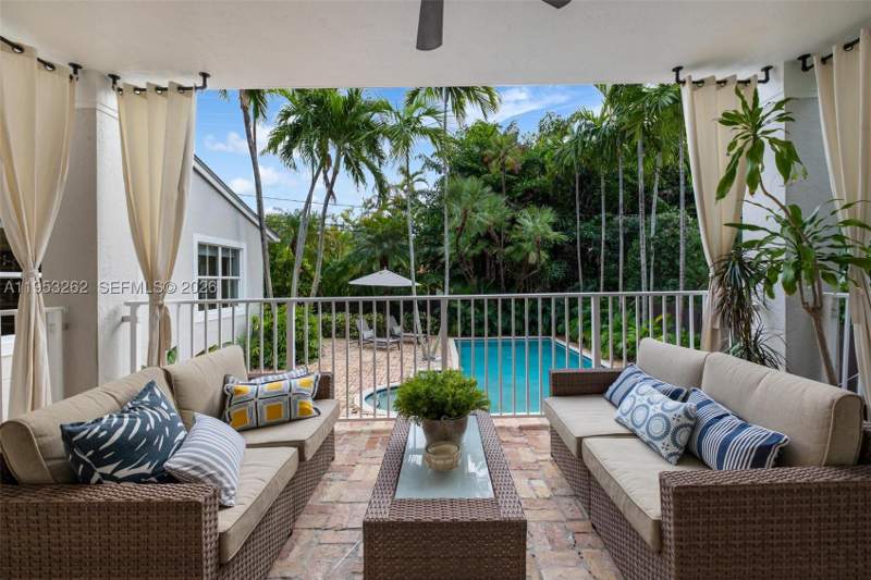 5 bedroom SingleFamilyResidence at 164 W Mashta Dr, Biscayne Key Estates, Key Biscayne — photo 4