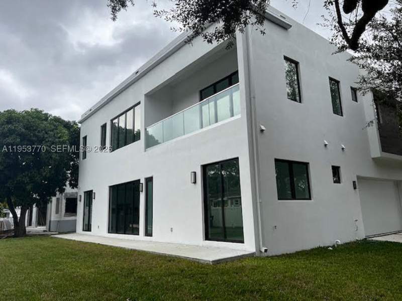 4 bedroom SingleFamilyResidence at 2 Hough Dr, Rev Of Rev Fec Addn Hiale, Miami Springs — photo 4