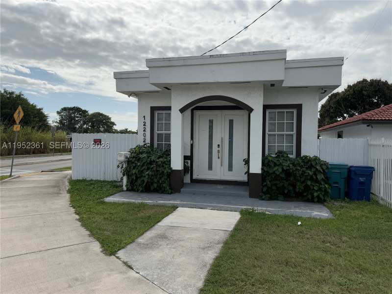 3 bedroom SingleFamilyResidence at 12202 SW 216th St, Flamingo Park, Miami — photo 1