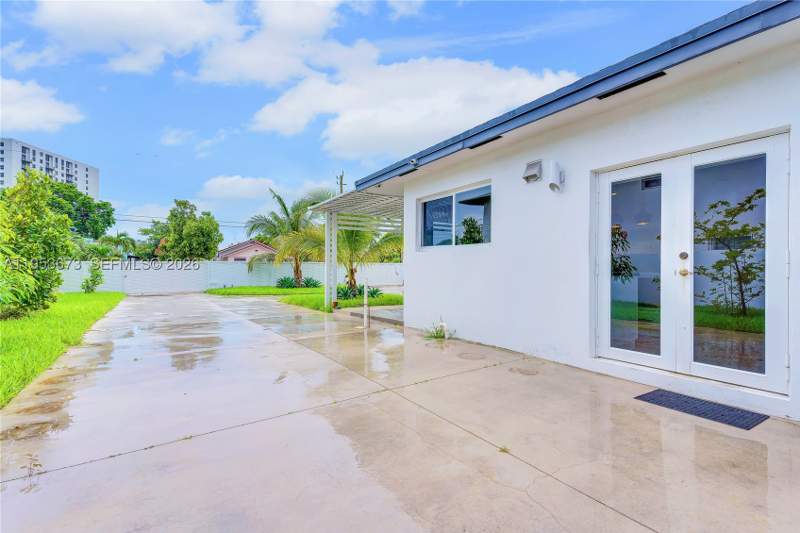 4 bedroom SingleFamilyResidence at 2247 NW 2nd St, Glenroyal Sub, Miami — photo 4