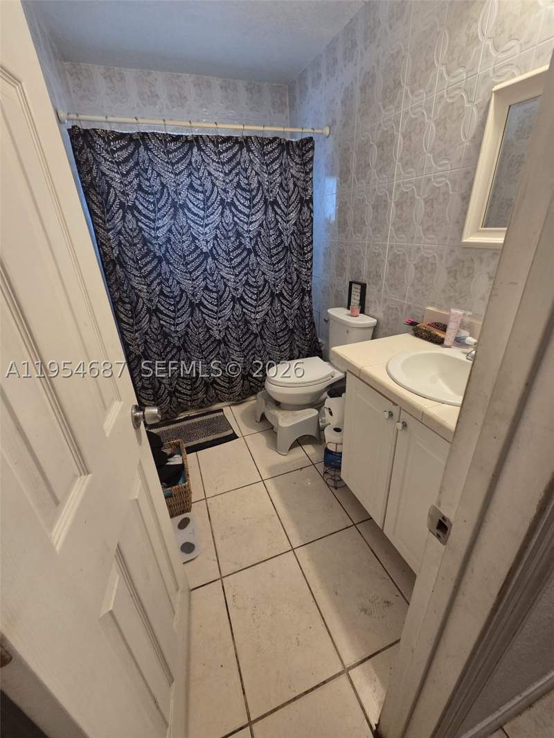4 bedroom SingleFamilyResidence at 4270 NW 198th St, Third Addn To Carol City, Miami Gardens — photo 5