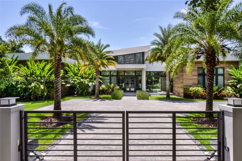 5 bedroom SingleFamilyResidence at 11050 SW 69th Ave, Helms Country Estates Re-, Pinecrest — photo 2