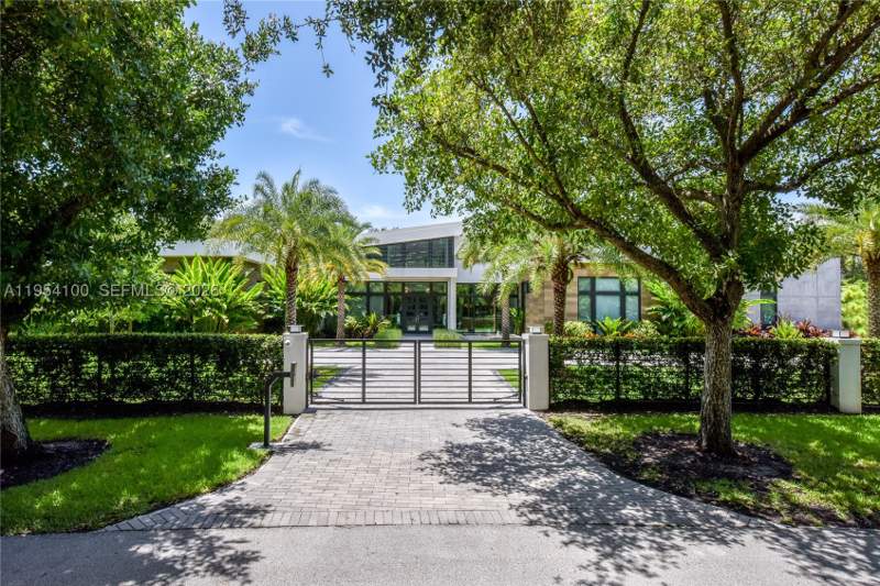 5 bedroom SingleFamilyResidence at 11050 SW 69th Ave, Helms Country Estates Re-, Pinecrest — photo 3