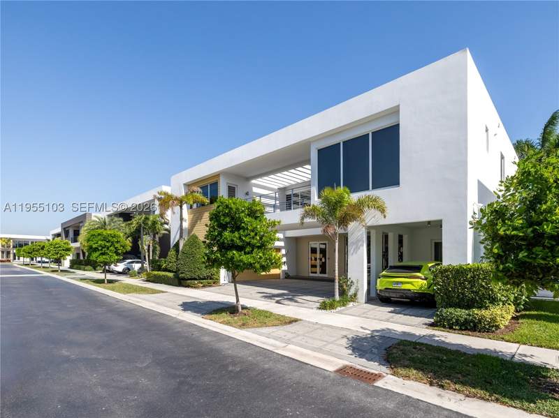 6 bedroom SingleFamilyResidence at 7451 NW 103rd Ct, Doral Commons Residential, Doral — photo 3