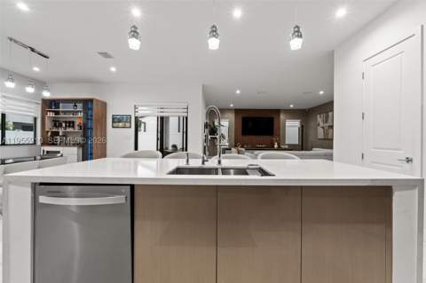 8086 NW 47th Ter, Doral FL - photo 13 of 50