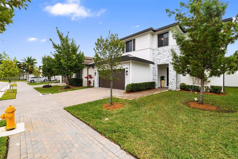 4 bedroom SingleFamilyResidence at 8086 NW 47th Ter, Canarias East, Doral — photo 2