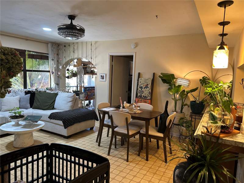 2 bedroom Condominium at 2480 W 67th Pl 23-12, Lago Grande Two C Condo, Hialeah — photo 2