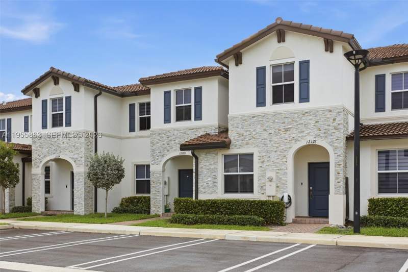 3 bedroom Townhouse at 12176 NW 23rd Path, Golf Park Sec 1, Miami — photo 2