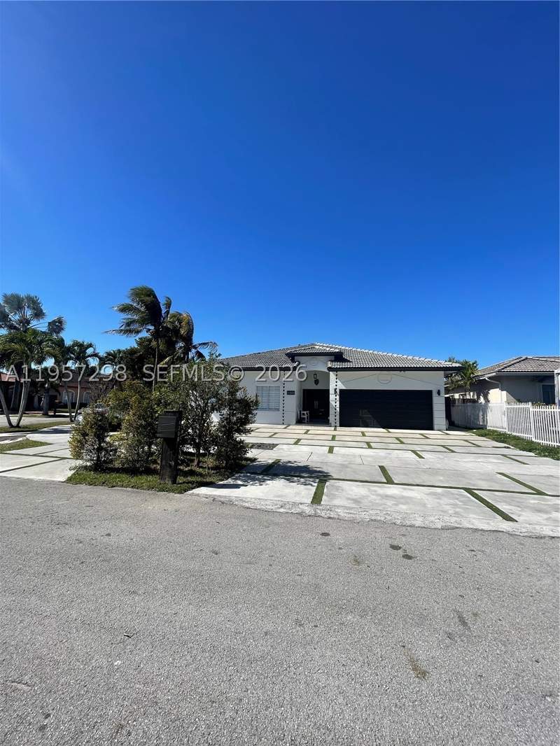 4 bedroom SingleFamilyResidence at 14200 SW 160th Ct, Fantasy Reef, Miami — photo 2