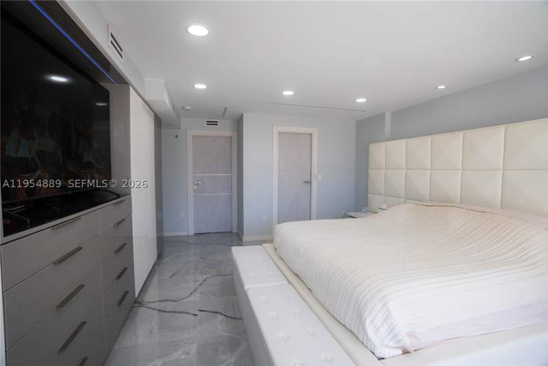 3 bedroom Condominium at 210 174th St 309, Winston Towers 600 Hoa, Sunny Isles Beach — photo 4