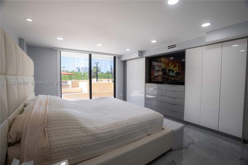 3 bedroom Condominium at 210 174th St 309, Winston Towers 600 Hoa, Sunny Isles Beach — photo 5