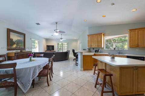 7821 SW 129th Ter, Pinecrest FL - photo 10 of 38